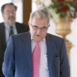 Ángel Rodríguez de la Borbolla, hermano del ex presidente de la Junta, ayer a la entrada de la comisión de investigación de los ERE