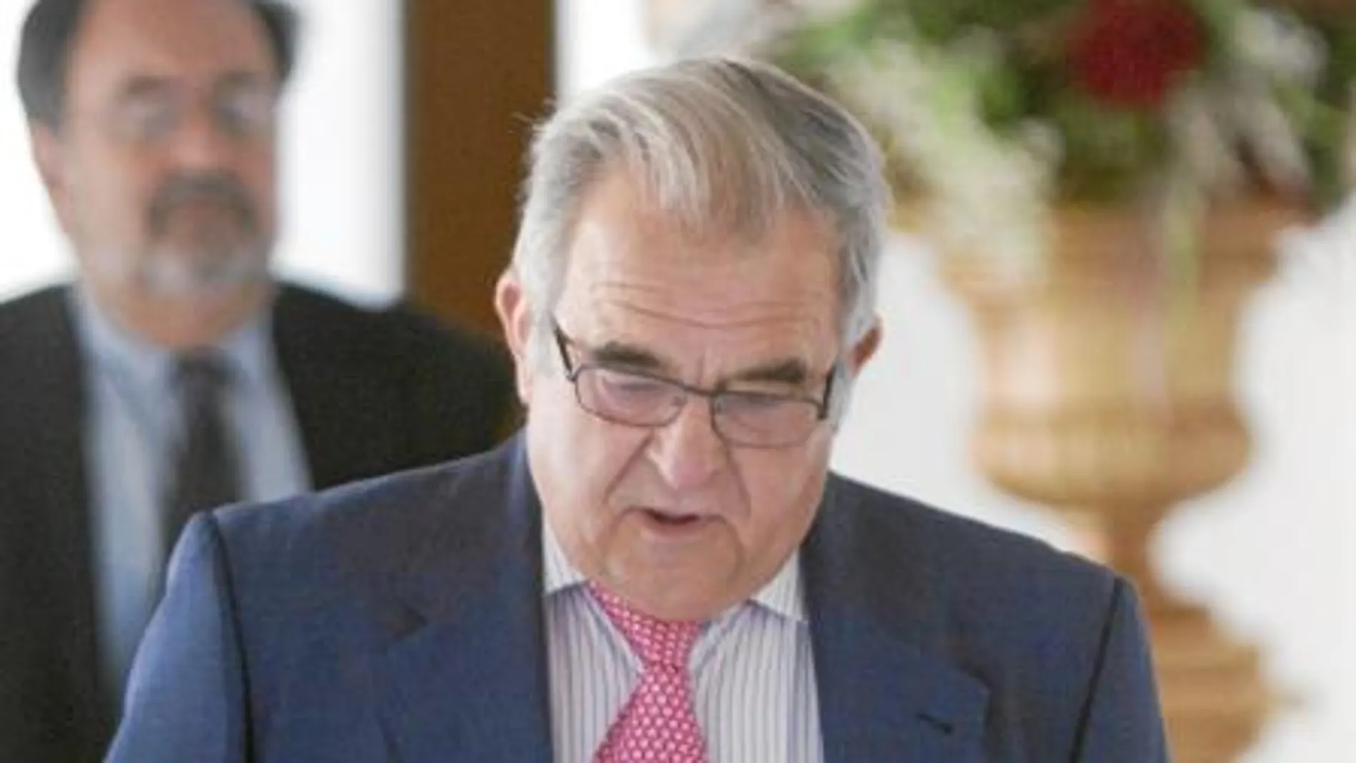 Ángel Rodríguez de la Borbolla, hermano del ex presidente de la Junta, ayer a la entrada de la comisión de investigación de los ERE