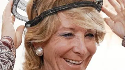 Aguirre inauguró ayer en Ifema la XIX edición de la Feria de Arte «Estampa 2011», con la concesión del Premio de la Comunidad de Madrid al pintor Nico Munuera