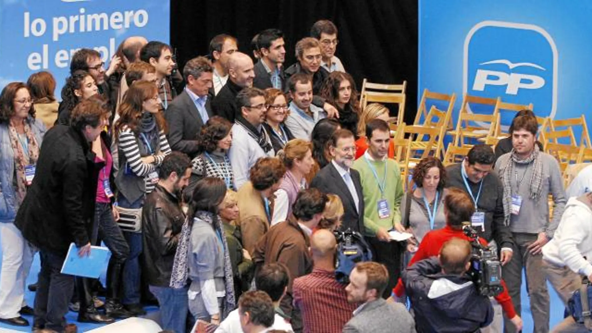 Rajoy rodeado de periodistas, ayer, al llegar al Palacio de Congresos de Oviedo