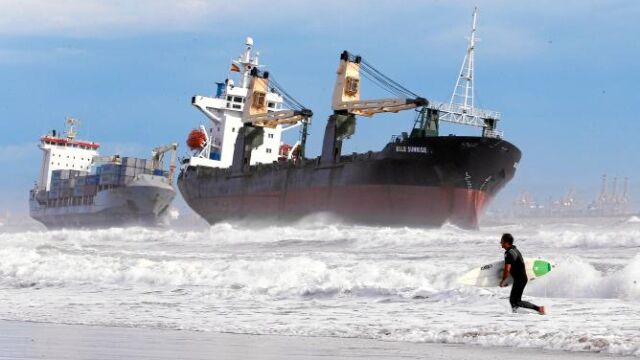 Los dos barcos estuvieron a punto de chocar, pero un remolcador lo evitó empujando al portacontenedores