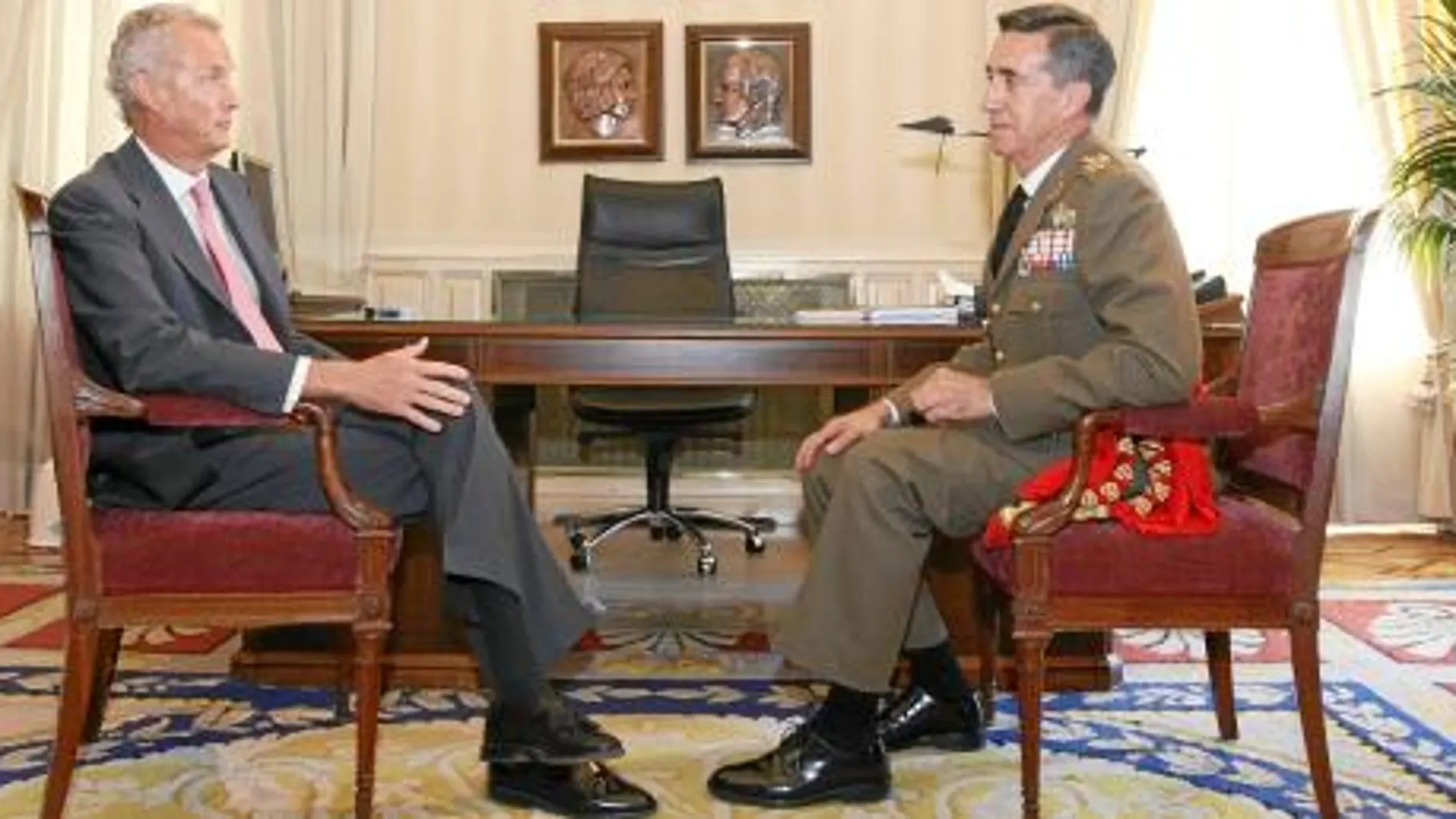 El nuevo Jefe del Estado Mayor del Ejército, el general Jaime Domínguez Buj, conversa con el ministro Pedro Morenés tras tomar posesión de su cargo