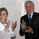 Vargas Llosa recibe el premio de manos de María Ángeles Sanz, presidenta de Las Majas de Goya