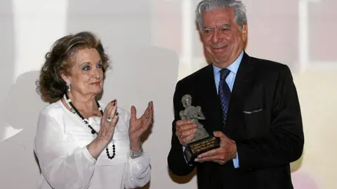 Vargas Llosa recibe el premio de manos de María Ángeles Sanz, presidenta de Las Majas de Goya