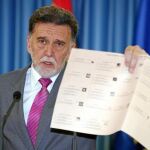 Alejo enseña la papeleta para elegir a los senadores antigua, que en estas elecciones se cambia por una más reducida y fácil de manejar