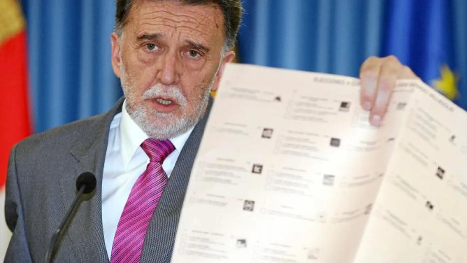 Alejo enseña la papeleta para elegir a los senadores antigua, que en estas elecciones se cambia por una más reducida y fácil de manejar