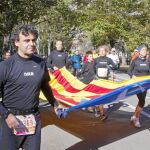 Un grupo de corredores catalanes se sumó a un maratón improvisado ayer en Nueva York después de que se suspendiera la prueba atlética por el huracán «Sandy». Otro grupo hizo bien visible la bandera española