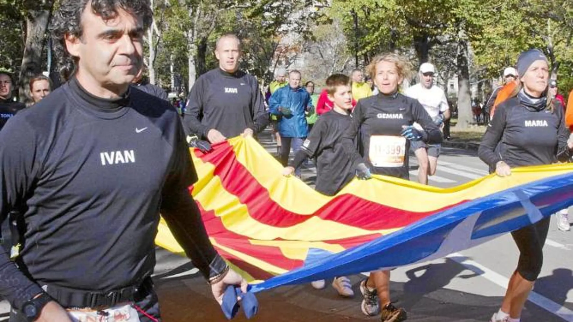 Un grupo de corredores catalanes se sumó a un maratón improvisado ayer en Nueva York después de que se suspendiera la prueba atlética por el huracán «Sandy». Otro grupo hizo bien visible la bandera española