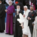 Los líderes religiosos contemplan la simbólica suelta de palomas en Asís