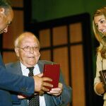 El alcalde de Ávila, Miguel Ángel García Nierto, entrega al escritor José Jiménez Lozano el título