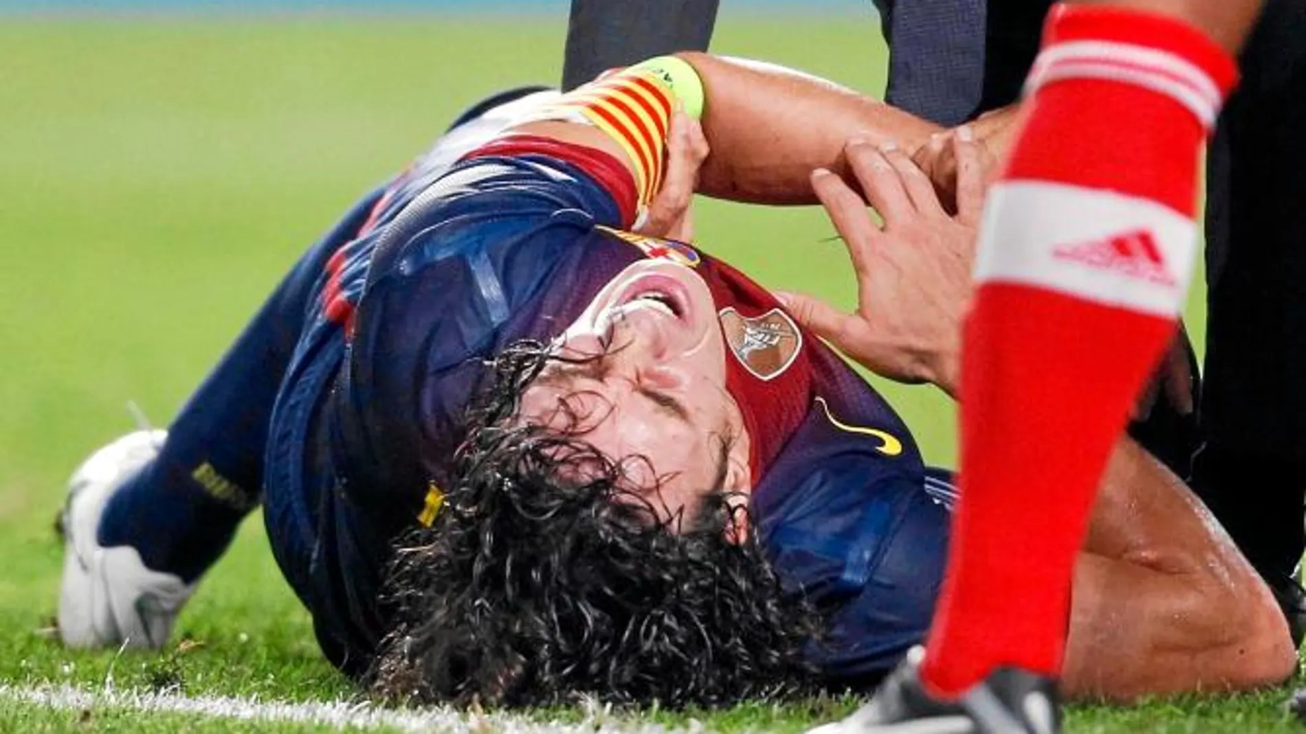 Puyol se retuerce con el brazo izquierdo desencajado después de su caída. Podría estar dos meses de baja