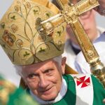 El papa Benedicto XVI celebra una multitudinaria misa en el aeropuerto de Friburgo