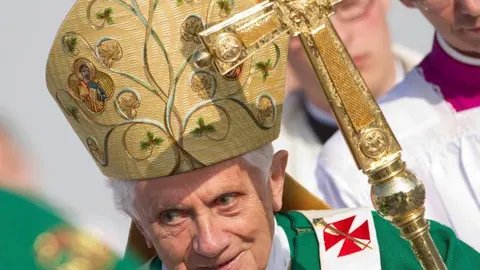 El papa Benedicto XVI celebra una multitudinaria misa en el aeropuerto de Friburgo