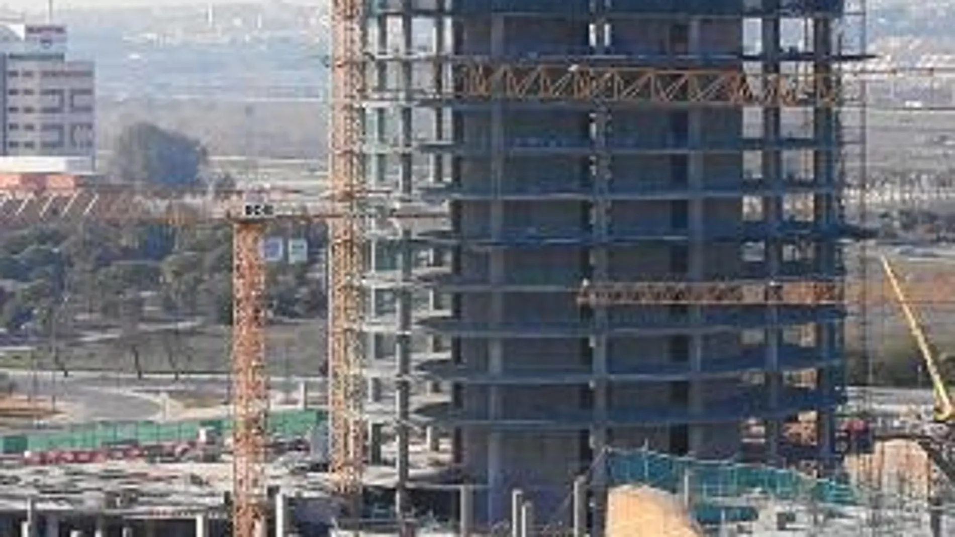 Multa de 140000 euros a la Torre Pelli por «invadir el espacio aéreo»