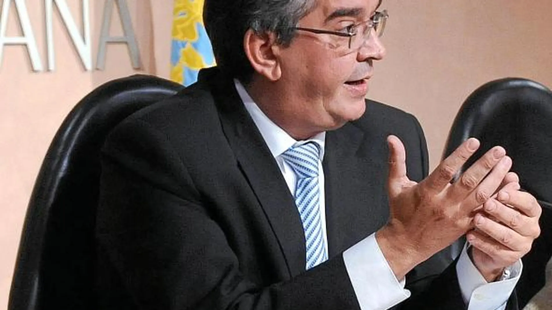 El conseller de Hacienda, José Manuel Vela, ayer tras el pleno del Consell