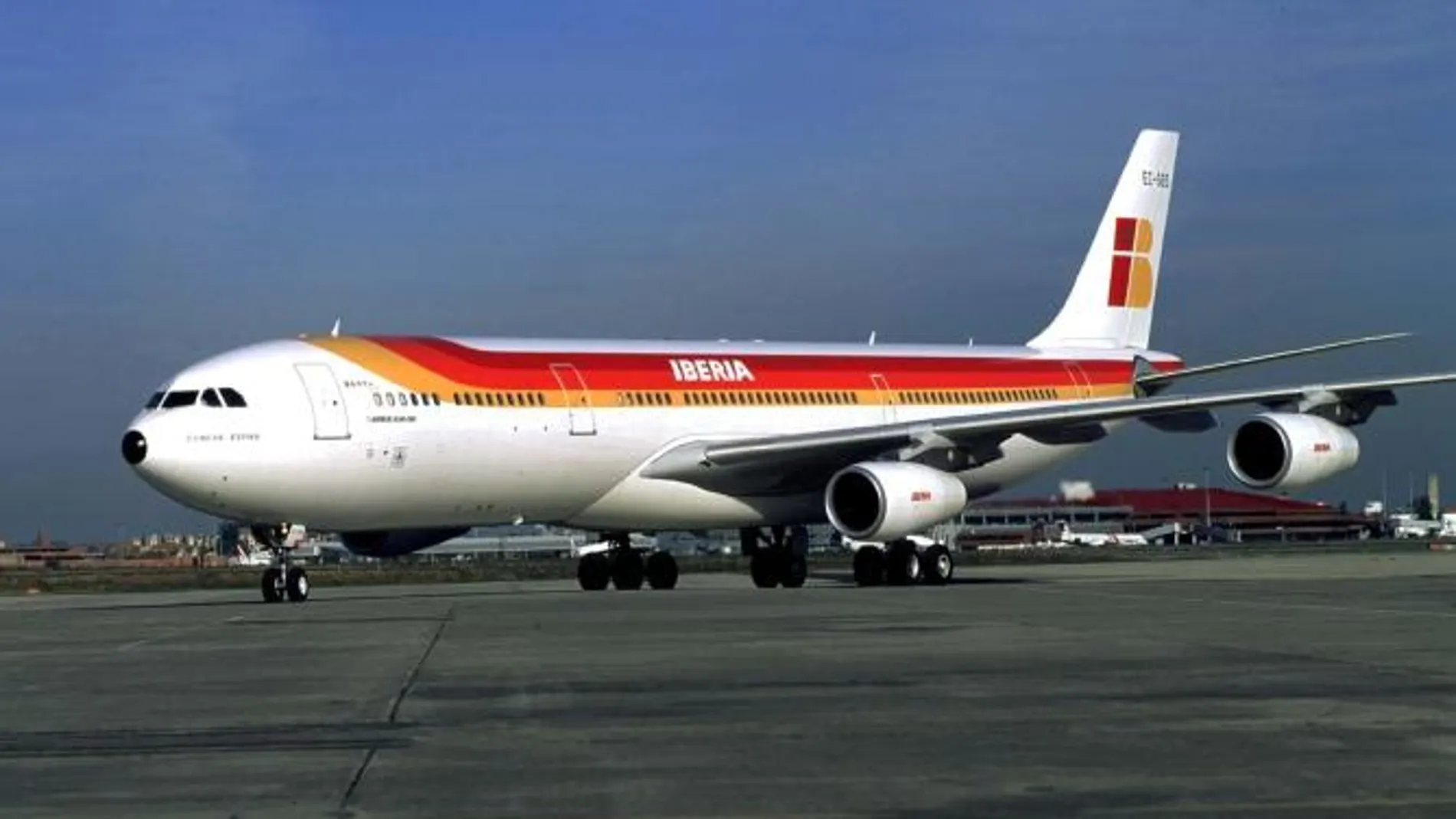 Iberia crea una línea de bajo coste que empezará a operar en verano de 2012