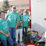 Los miembros del Coro Maravillas, que participó en el homenaje a las Brigadas Internacionales, vistieron las camisetas que apoyan a los profesores que se manifestaron ayer por la Educación Pública