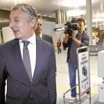El ministro portavoz, José Blanco, ayer, antes de embarcar en el aeropuerto de Lavacolla, en Santiago de Compostela