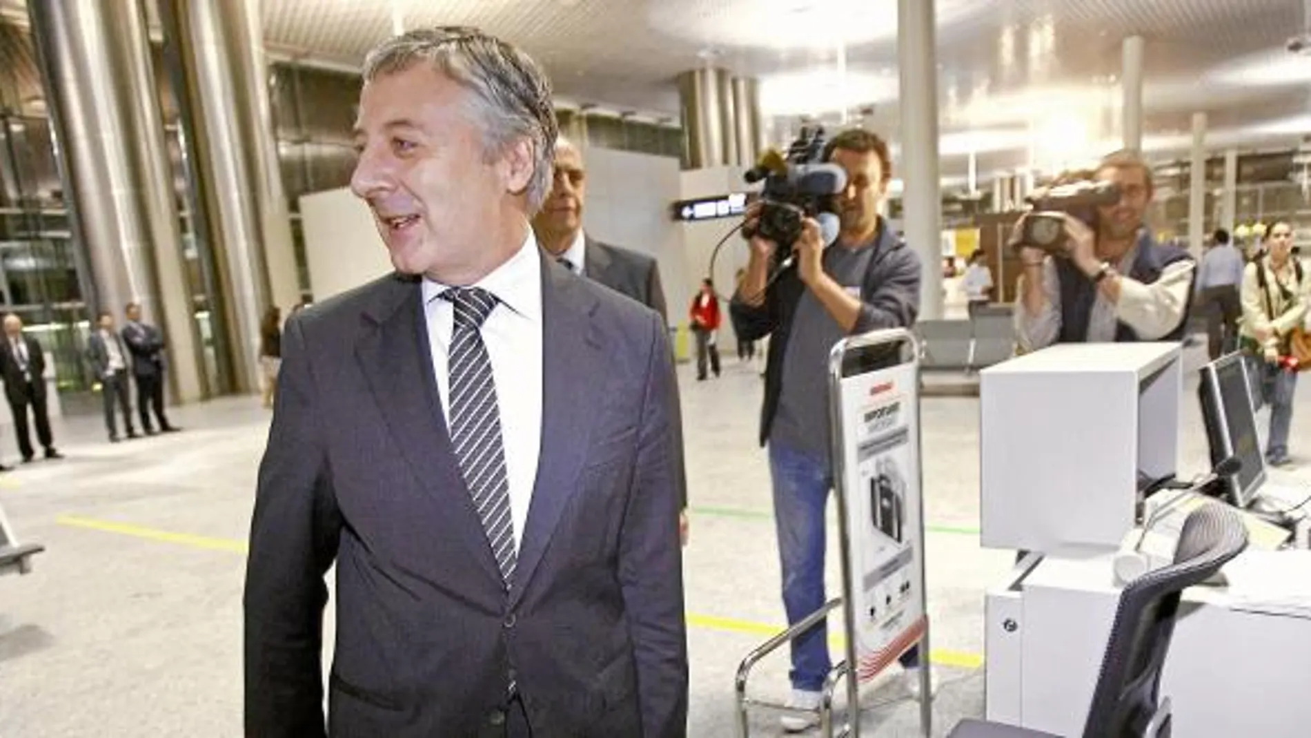 El ministro portavoz, José Blanco, ayer, antes de embarcar en el aeropuerto de Lavacolla, en Santiago de Compostela