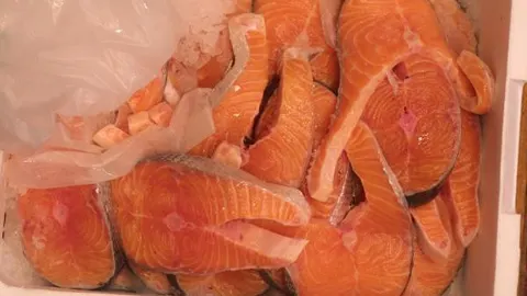 Se debe a la presencia de un contaminante, el mercurio, sobre todo en el pescado azul y pescado en conserva, y en menor cantidad, en el pescado blanco