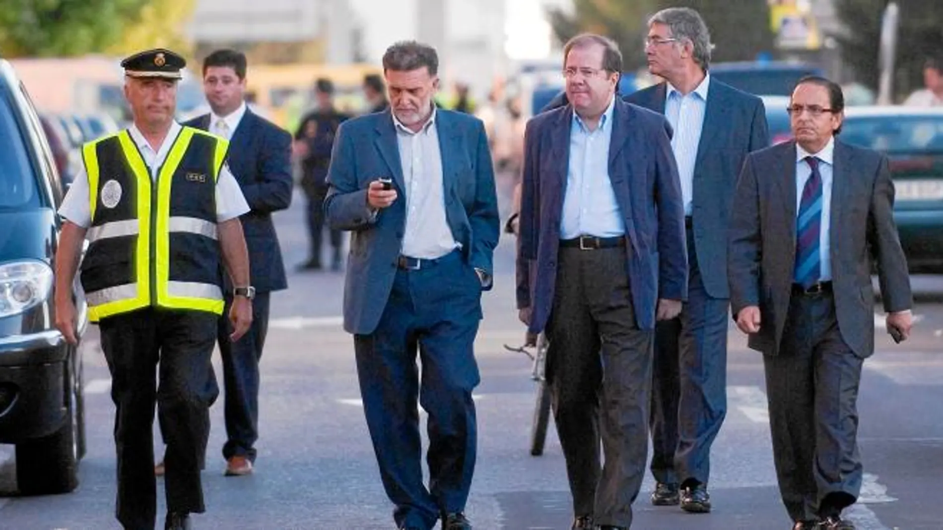 El presidente de la Junta, Juan Vicente Herrera, y el delegado del Gobierno en Castilla y León, Miguel Alejo, durante su visita al lugar en el que se produjo el último atentado de ETA en la Comunidad, en Burgos, hace dos años