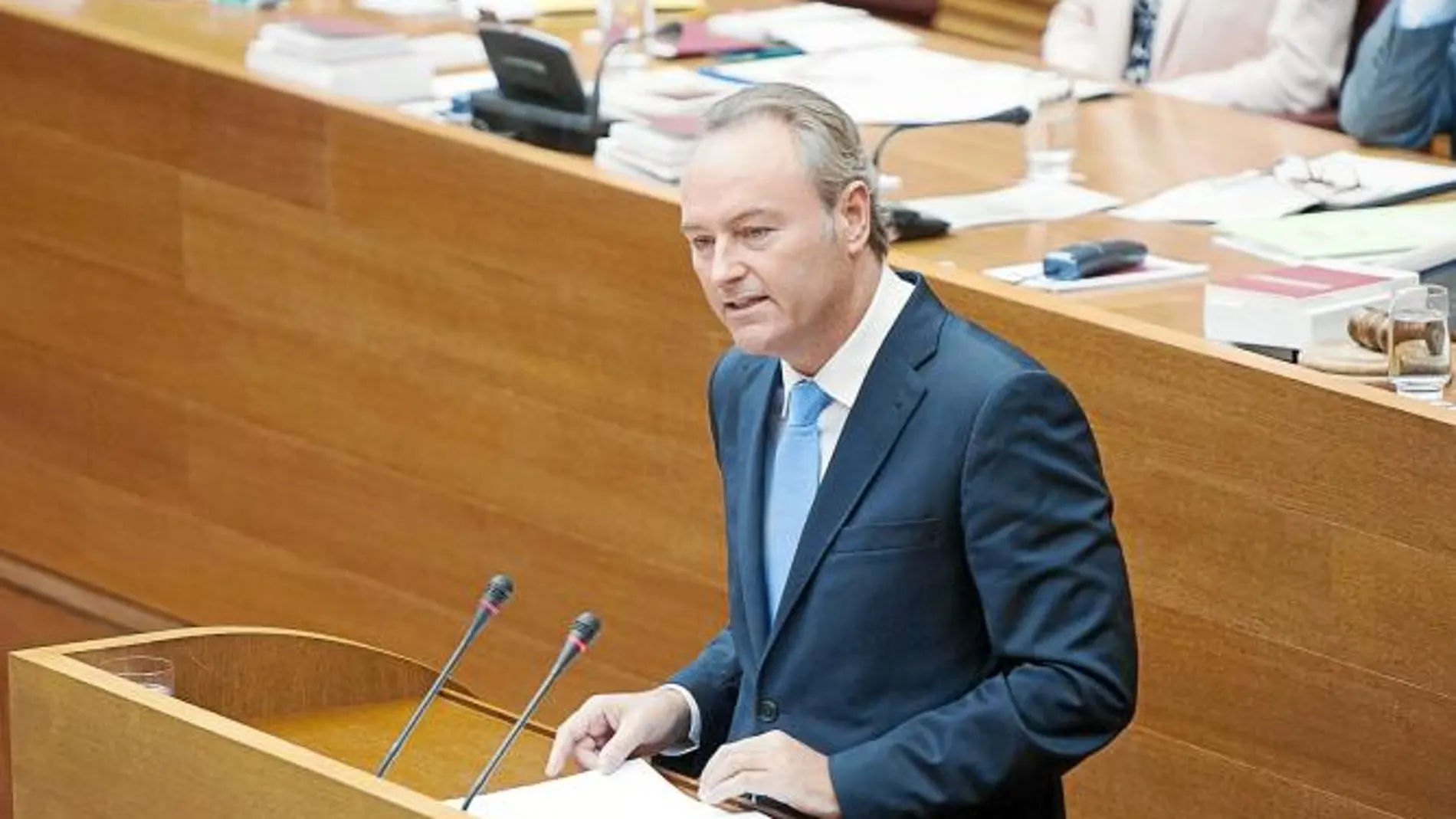 El presidente de la Generalitat utilizó indistintamente el valenciano y el castellano en su discurso