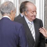 Don Juan Carlos, junto al ministro de Asuntos Exteriores, charla con varios empresarios