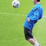 Messi juguetea con el balón durante el entrenamiento del Barcelona en la tarde de ayer