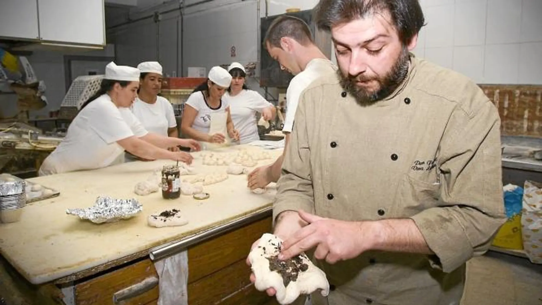 El maestro panadero Paco Fernández, en el obrador de Viena La Baguette