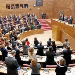 Los diputados aplauden tras la lectura de una declaración institucional contra la violencia de género