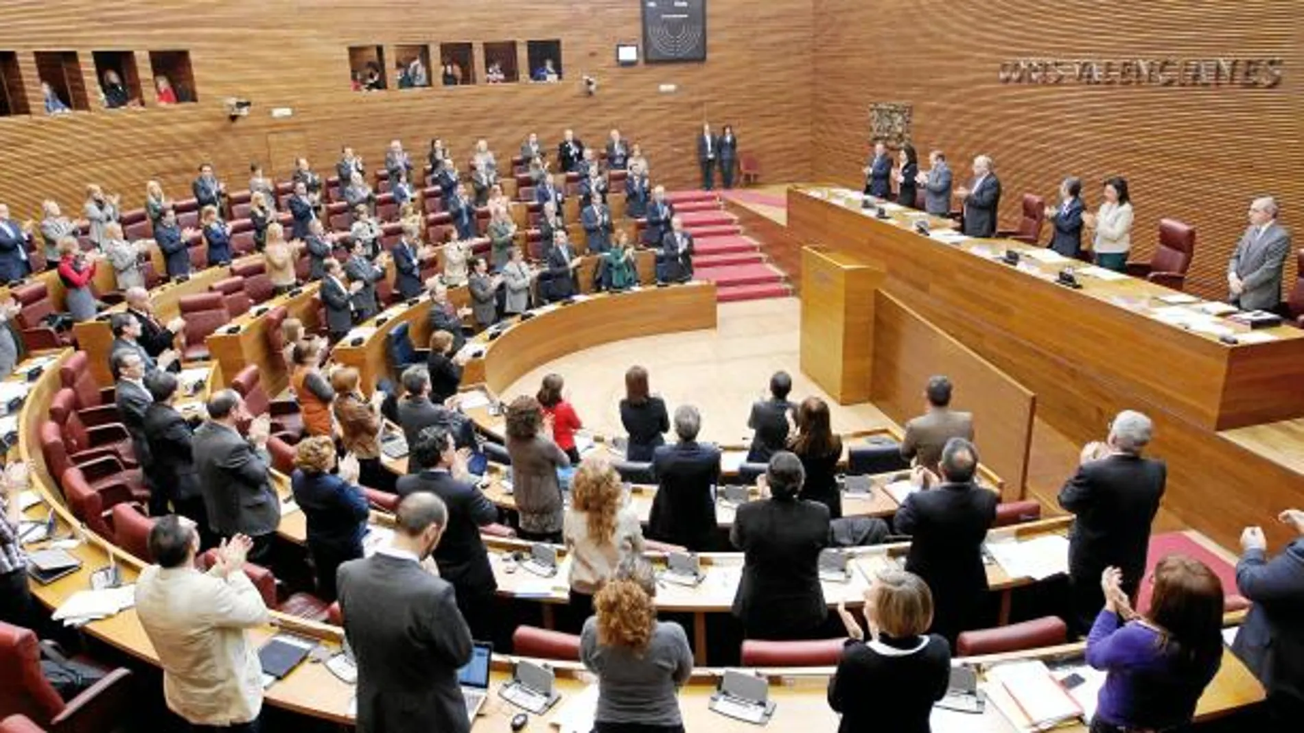 Los diputados aplauden tras la lectura de una declaración institucional contra la violencia de género