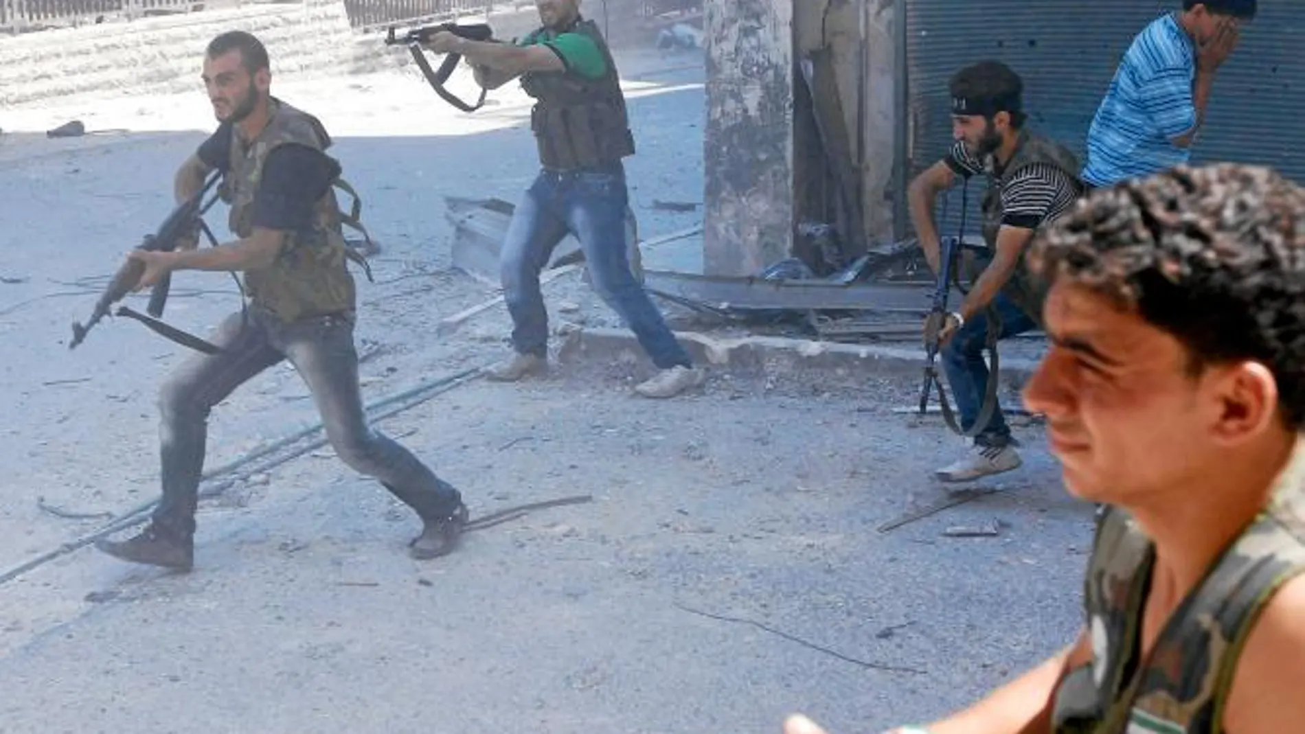 A SANGRE Y FUEGO. El Ejército y los rebeldes libran una batalla sin cuartel por el control de Alepo. Duros combates en el distrito de Saladino (en la imagen)