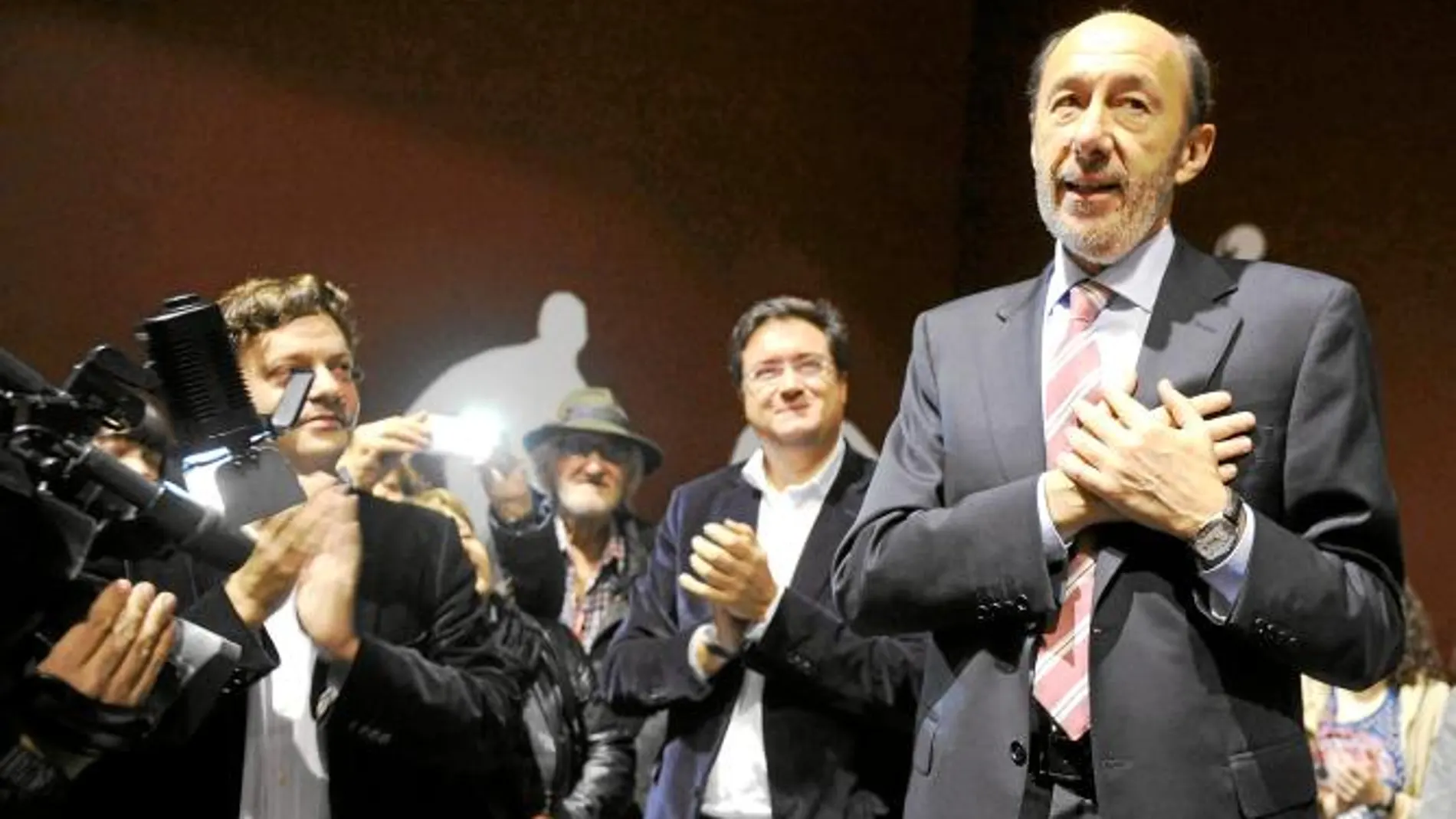 El candidato socialista a la Presidencia del Gobierno, Alfredo Pérez Rubalcaba, junto al líder autonómico, Óscar López