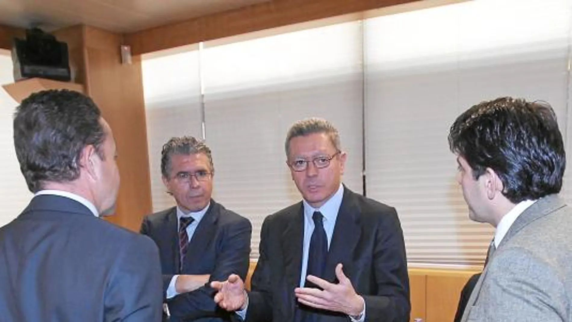 El alcalde de Madrid, Alberto Ruiz-Gallardón, acudió ayer a la Comisión de Duplicidades en la Asamblea de Madrid