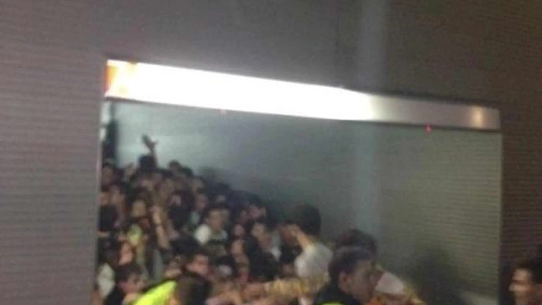 Imagen de uno de los pasillos atestados de gente del Madrid Arena