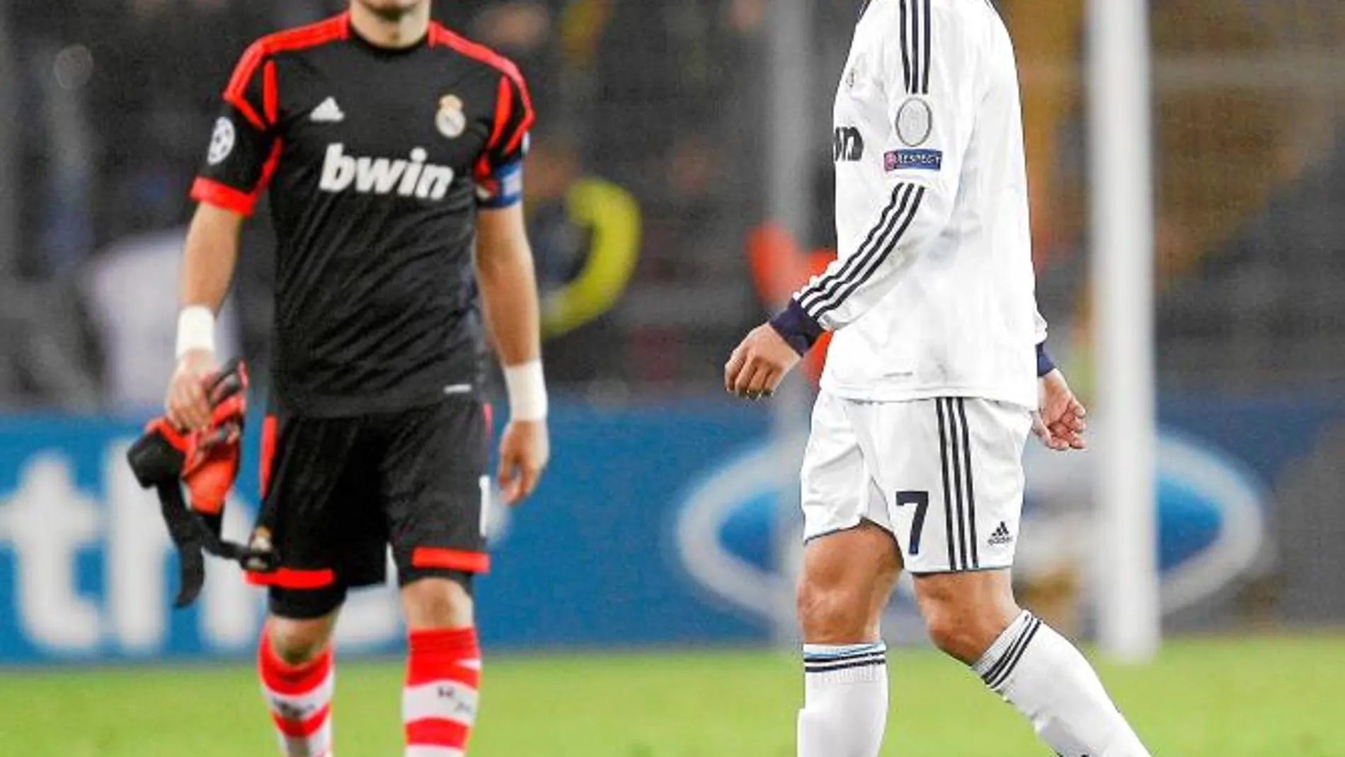 Casillas y Cristiano Ronaldo, desolados tras caer ante el Borussia Dortmund
