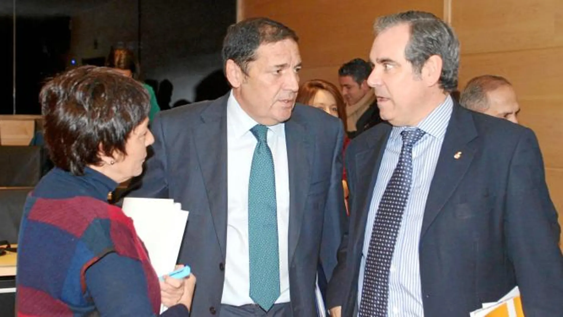 El consejero de Sanidad conversa con la socialista Mercedes Martín y el procurador popular José María Vidal