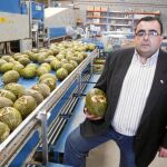 El nuevo alcalde, Adolfo Pacheco, en una de las empresas más tradicionales de Villaconejos, la de melones