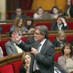 Artur Mas, durante su intervención en el Parlament en que ha anunciado la medida