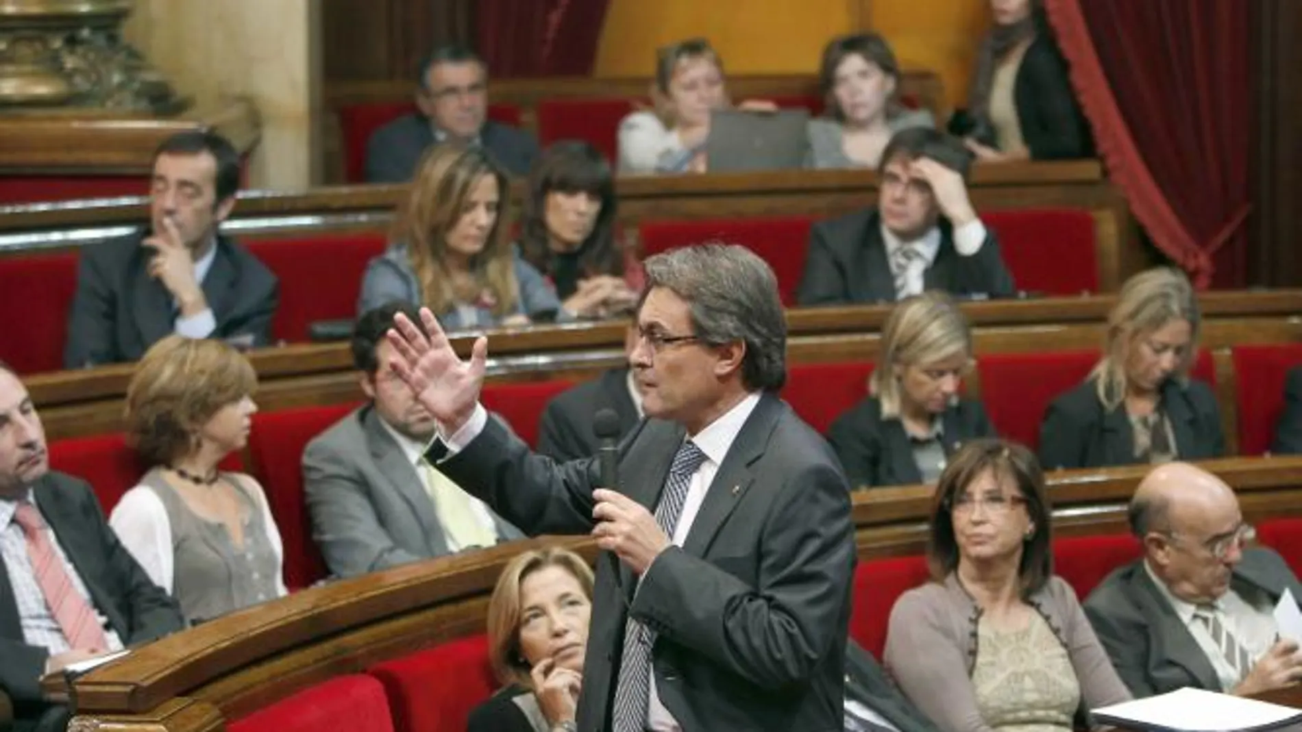 Artur Mas, durante su intervención en el Parlament en que ha anunciado la medida