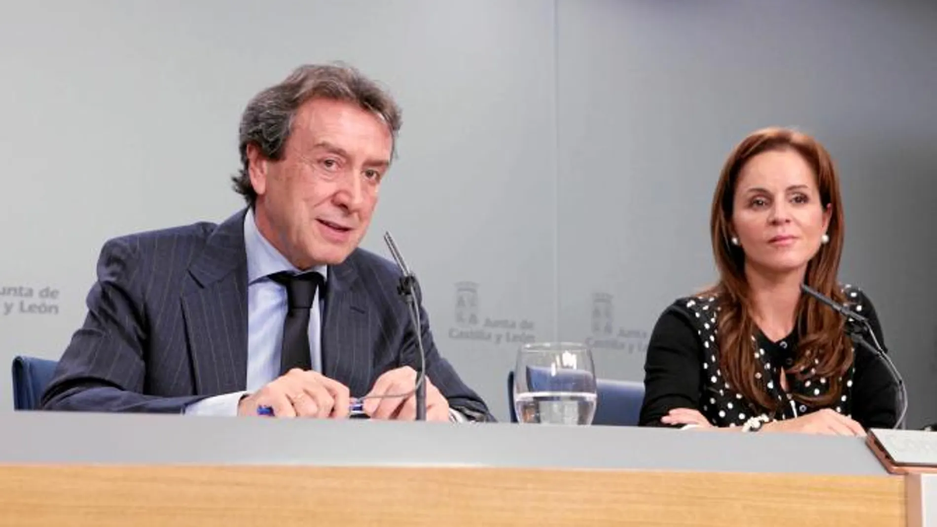 José Antonio de Santiago-Juárez y Silvia Clemente, en la rueda de prensa posterior al Consejo de Gobierno