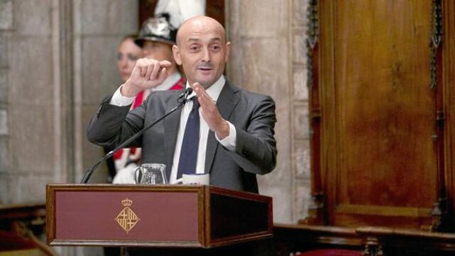 Lluís Torner ayer en el Saló de Cent del Ayuntamiento durante el pregón que inaugura las fiestas en honor a la patrona de la ciudad
