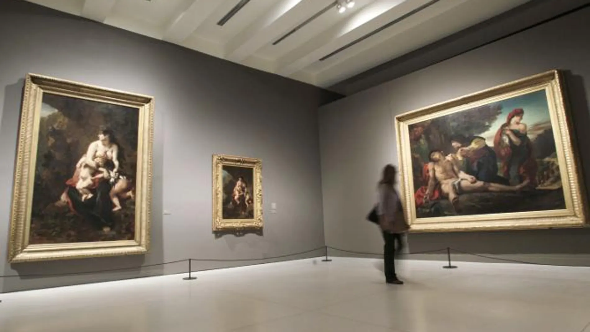Una visitante observa la obra "Medea y San Sebastian"en la exposición "Eugène Delacroix (1798-1863)"