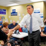 Romney saluda a sus empleados, ayer, en Pensilvania