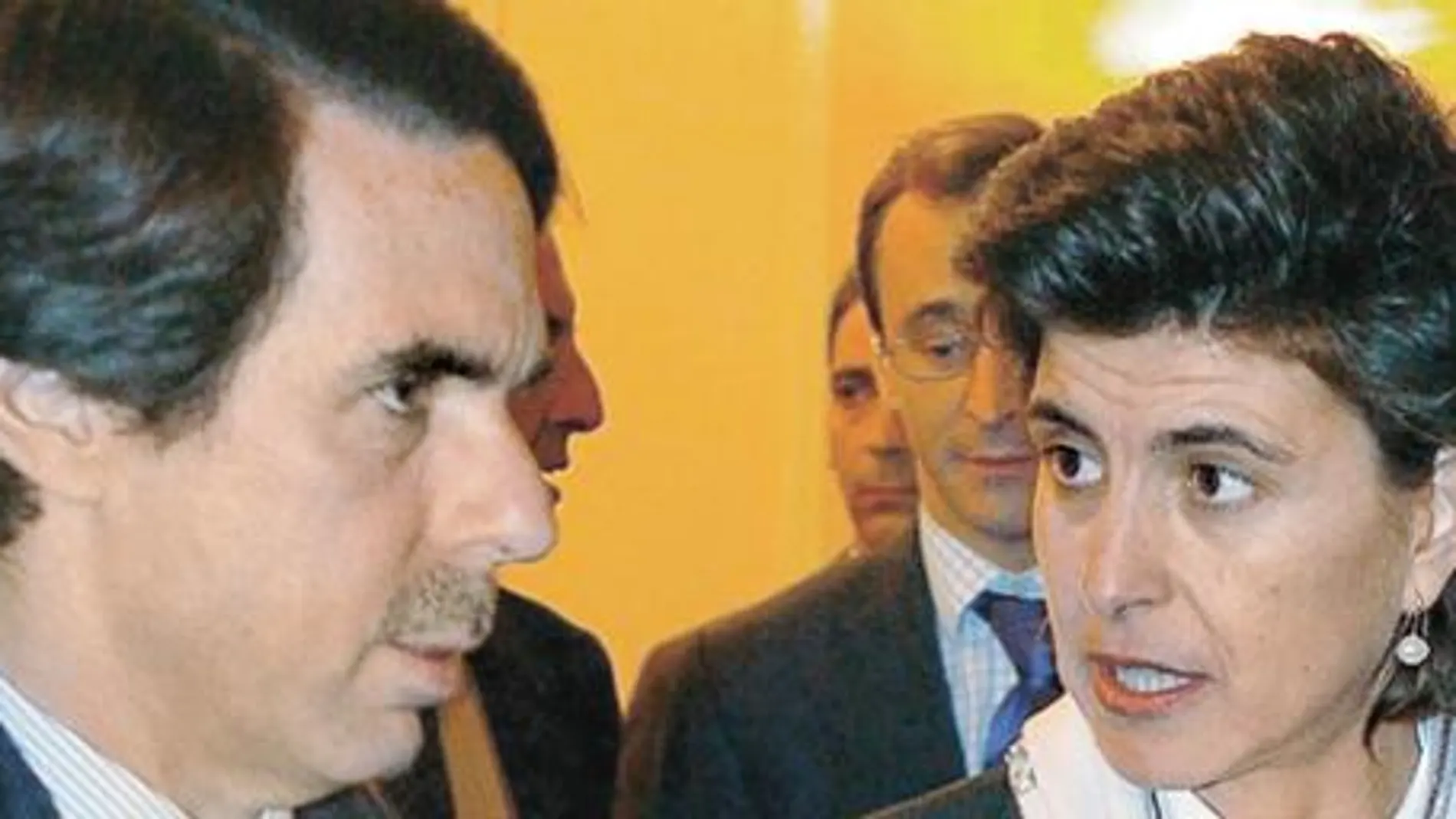 Aznar ficha a María San Gil como colaboradora de la Fundación FAES