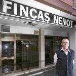 Manel Nevot fue multado en 2006 por no tener el rótulo principal de su comercio en catalán