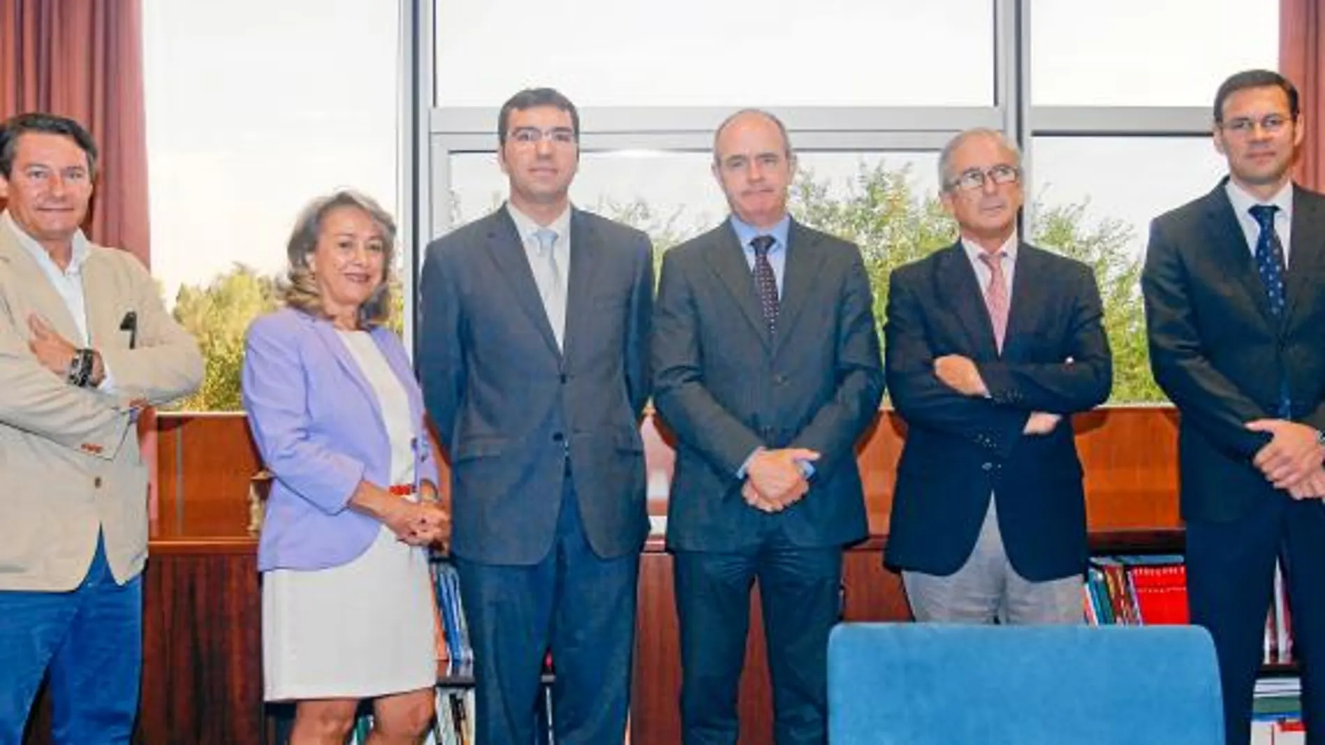 De izquierda a derecha: Javier Arias (Infiniti), Pilar Guridi (General Motors), Fernando Moreno (Bosch), Carlos Bergera (Iberdrola), Carlos de Miguel (LA RAZÓN) y José Ramón Freire (Gas Natural Fenosa).