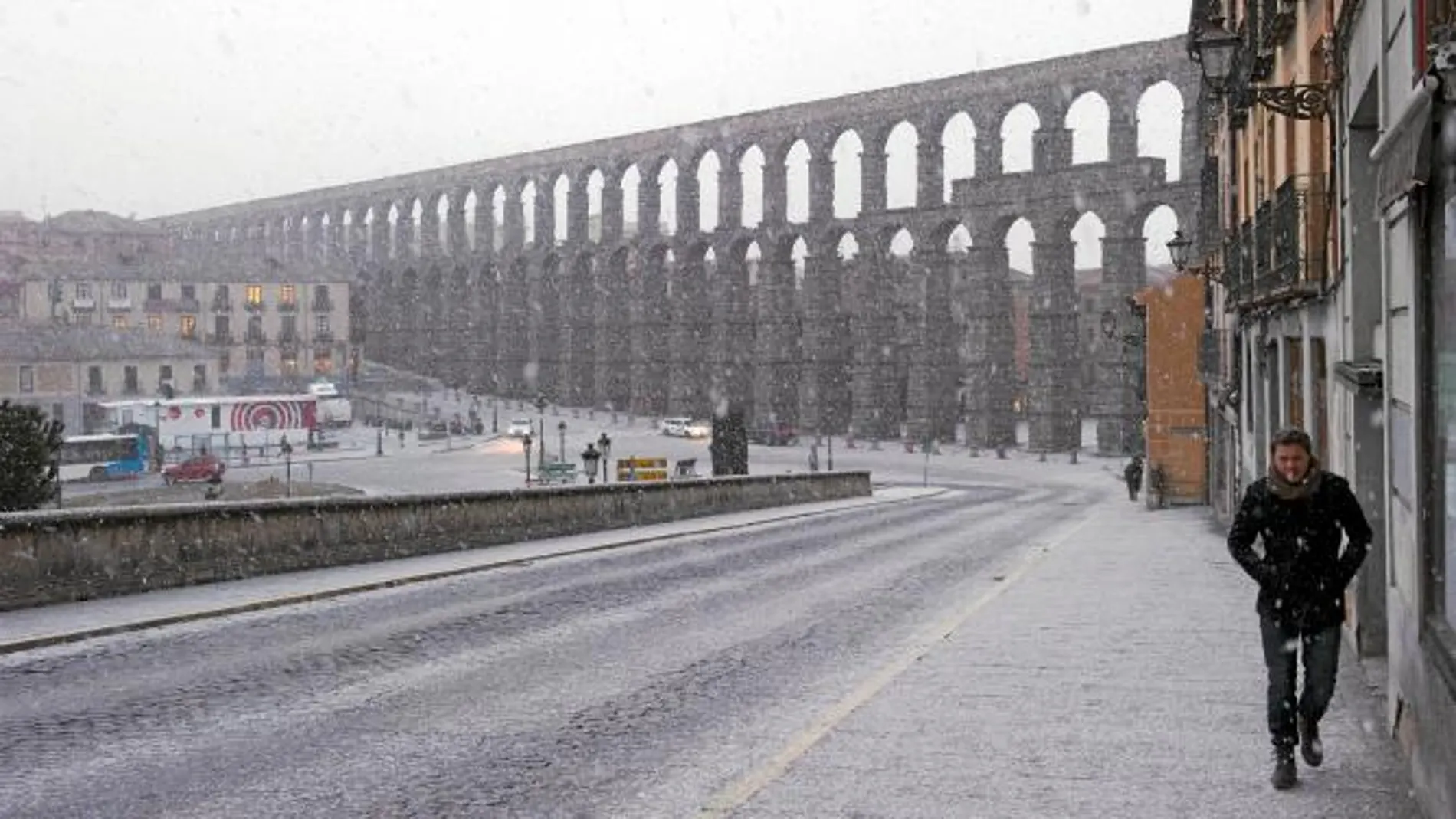 Una fuerte nevada en Segovia corta dos horas la AP-6