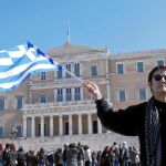 Grecia allana el camino para evitar la quiebra en marzo