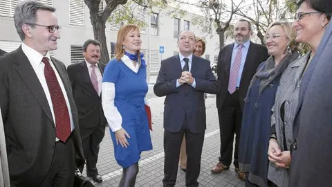 Leire Pajín, Felipe Petriz y Juan Lerma conversan con un grupo de investigadores momentos antes de visitar el centro